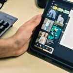 Goiânia vai ter sede da maior maratona de criação de jogos do mundo Descrição do post. Redação 1/8/20262 min read Entre os dias 24 de janeiro e 7 de fevereiro de 2026, a capital goiana recebe a Global Game Jam - Goiânia, integrando a maior maratona colaborativa de desenvolvimento de jogos do planeta. Com uma proposta inovadora que une tecnologia, arte e imersão criativa, a edição deste ano destaca a criação humana, valorizando o gesto, o traço manual e a sensibilidade artística acima do aspecto estritamente tecnológico. A GGJ Goiânia 2026 se estrutura como um programa completo de imersão, dividida em três ciclos estratégicos: um ciclo formativo com oito oficinas preparatórias, a imersão criativa de 48 horas no Coletivo Centopeia para o desenvolvimento dos jogos e, por fim, o "Joga Junto", uma mostra aberta ao público para experimentação das obras criadas. Inovação com Sotaque Local e Conexão Global A Global Game Jam Goiânia busca fortalecer a comunidade local de criadores de jogos. Segundo Michelle Santos, produtora do projeto, "O evento atua como um espaço de formação e descoberta, servindo muitas vezes como a porta de entrada para novos talentos no ecossistema de desenvolvimento de jogos." O projeto visa projetar o ecossistema de inovação de Goiás no mapa mundial, conectando talentos regionais a uma rede que abrange mais de cem países. Oportunidades e Inclusão Para esta edição, o evento ampliou seu impacto social e pedagógico com a seleção de 50 participantes que contarão com bolsas de incentivo para apoiar suas trajetórias criativas. A organização adotou cotas inclusivas para garantir a representatividade de diferentes perfis e trajetórias. O evento oferece suporte arquitetônico, sensorial e comunicacional (Libras) para assegurar que a criação de jogos seja acessível a todos. Por fim, uma parceria com a gamescom latam vai garantir que todos participantes tenham acesso ao maior evento de jogos da América Latina. As inscrições estão abertas até dia 11 de janeiro, através de formulário próprio. Uma equipe de curadores especializados vão selecionar as pessoas participantes de acordo com critérios estabelecidos no edital. Programação e Localização As atividades presenciais ocorrerão no Coletivo Centopeia e no SENAI Fatesg. O encerramento será no dia 7 de fevereiro, no HUB Goiás, com o evento "Joga Junto", onde o público poderá testar os jogos, assistir a palestras, se juntar à mesas de RPG do projeto Quero Jogar RPG e participar de um desafio de pitching de jogos para concorrer a ingressos bussiness para a gamescom latam 2026. Serviço: Evento: Global Game Jam Goiânia 2026 Datas: 24 de janeiro a 1º de fevereiro (Jam e Oficinas) e 7 de fevereiro (Mostra Joga Junto) Locais: Coletivo Centopeia, SENAI Fatesg e HUB Goiás Inscrições: Gratuitas (até dia 11 de janeiro)