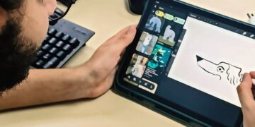 Goiânia vai ter sede da maior maratona de criação de jogos do mundo Descrição do post. Redação 1/8/20262 min read Entre os dias 24 de janeiro e 7 de fevereiro de 2026, a capital goiana recebe a Global Game Jam - Goiânia, integrando a maior maratona colaborativa de desenvolvimento de jogos do planeta. Com uma proposta inovadora que une tecnologia, arte e imersão criativa, a edição deste ano destaca a criação humana, valorizando o gesto, o traço manual e a sensibilidade artística acima do aspecto estritamente tecnológico. A GGJ Goiânia 2026 se estrutura como um programa completo de imersão, dividida em três ciclos estratégicos: um ciclo formativo com oito oficinas preparatórias, a imersão criativa de 48 horas no Coletivo Centopeia para o desenvolvimento dos jogos e, por fim, o "Joga Junto", uma mostra aberta ao público para experimentação das obras criadas. Inovação com Sotaque Local e Conexão Global A Global Game Jam Goiânia busca fortalecer a comunidade local de criadores de jogos. Segundo Michelle Santos, produtora do projeto, "O evento atua como um espaço de formação e descoberta, servindo muitas vezes como a porta de entrada para novos talentos no ecossistema de desenvolvimento de jogos." O projeto visa projetar o ecossistema de inovação de Goiás no mapa mundial, conectando talentos regionais a uma rede que abrange mais de cem países. Oportunidades e Inclusão Para esta edição, o evento ampliou seu impacto social e pedagógico com a seleção de 50 participantes que contarão com bolsas de incentivo para apoiar suas trajetórias criativas. A organização adotou cotas inclusivas para garantir a representatividade de diferentes perfis e trajetórias. O evento oferece suporte arquitetônico, sensorial e comunicacional (Libras) para assegurar que a criação de jogos seja acessível a todos. Por fim, uma parceria com a gamescom latam vai garantir que todos participantes tenham acesso ao maior evento de jogos da América Latina. As inscrições estão abertas até dia 11 de janeiro, através de formulário próprio. Uma equipe de curadores especializados vão selecionar as pessoas participantes de acordo com critérios estabelecidos no edital. Programação e Localização As atividades presenciais ocorrerão no Coletivo Centopeia e no SENAI Fatesg. O encerramento será no dia 7 de fevereiro, no HUB Goiás, com o evento "Joga Junto", onde o público poderá testar os jogos, assistir a palestras, se juntar à mesas de RPG do projeto Quero Jogar RPG e participar de um desafio de pitching de jogos para concorrer a ingressos bussiness para a gamescom latam 2026. Serviço: Evento: Global Game Jam Goiânia 2026 Datas: 24 de janeiro a 1º de fevereiro (Jam e Oficinas) e 7 de fevereiro (Mostra Joga Junto) Locais: Coletivo Centopeia, SENAI Fatesg e HUB Goiás Inscrições: Gratuitas (até dia 11 de janeiro)